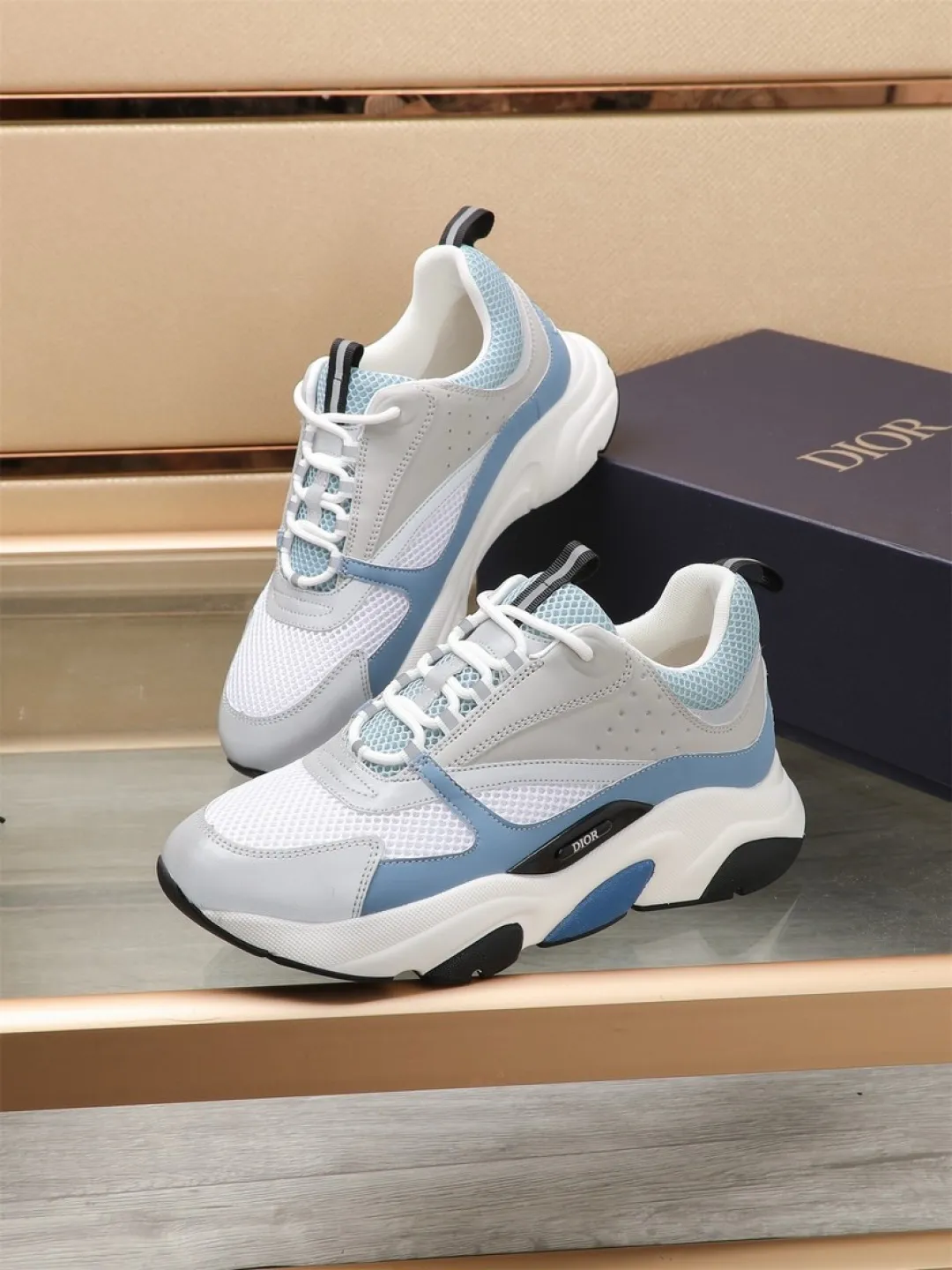 Men's shoes 💰P460💰【Dior】Dior✨ is online at the same time👏 This casual sneaker is a new product in the series and continues Di*r's classic style. The upper is made of original mesh and cow leather, with a two-color textured outsole, and the brand's iconic details on the rear collar and heel to enhance the style. Fashionable and versatile. Wear it with jeans or slacks for a casual look. Size: 38-44 (45 customized)